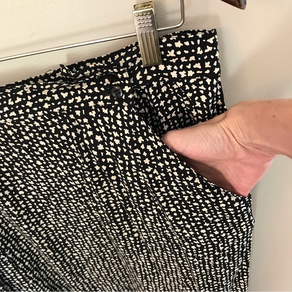 LIZ CLAIBORNE | Vintage 80’s Black MIDI Skirt w/ Cream Floral Spots - Picture 5 of 14